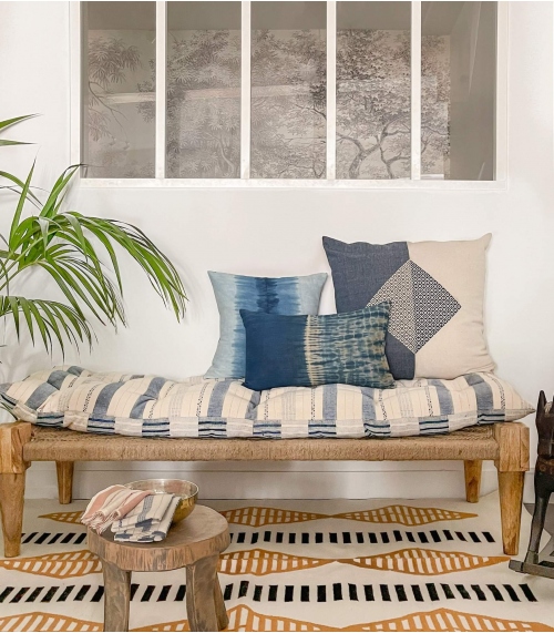 Mobilier indien, matelas imprimé et coussins tissés