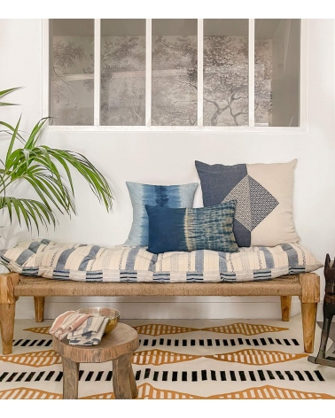 Mobilier indien, matelas imprimé et coussins tissés