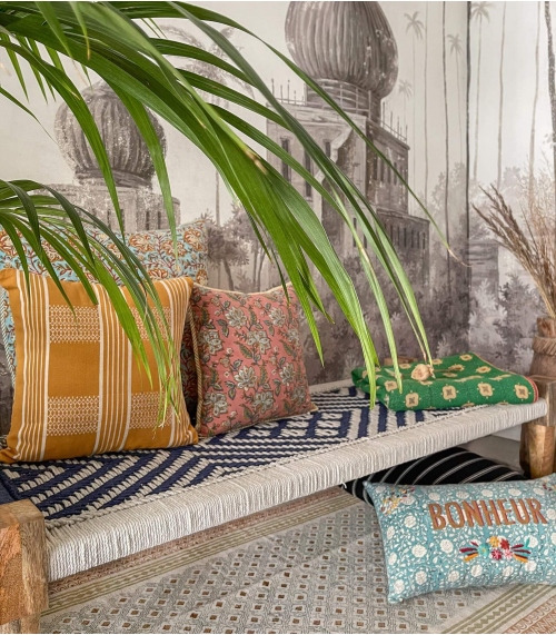 Mobilier indien et coussins imprimés