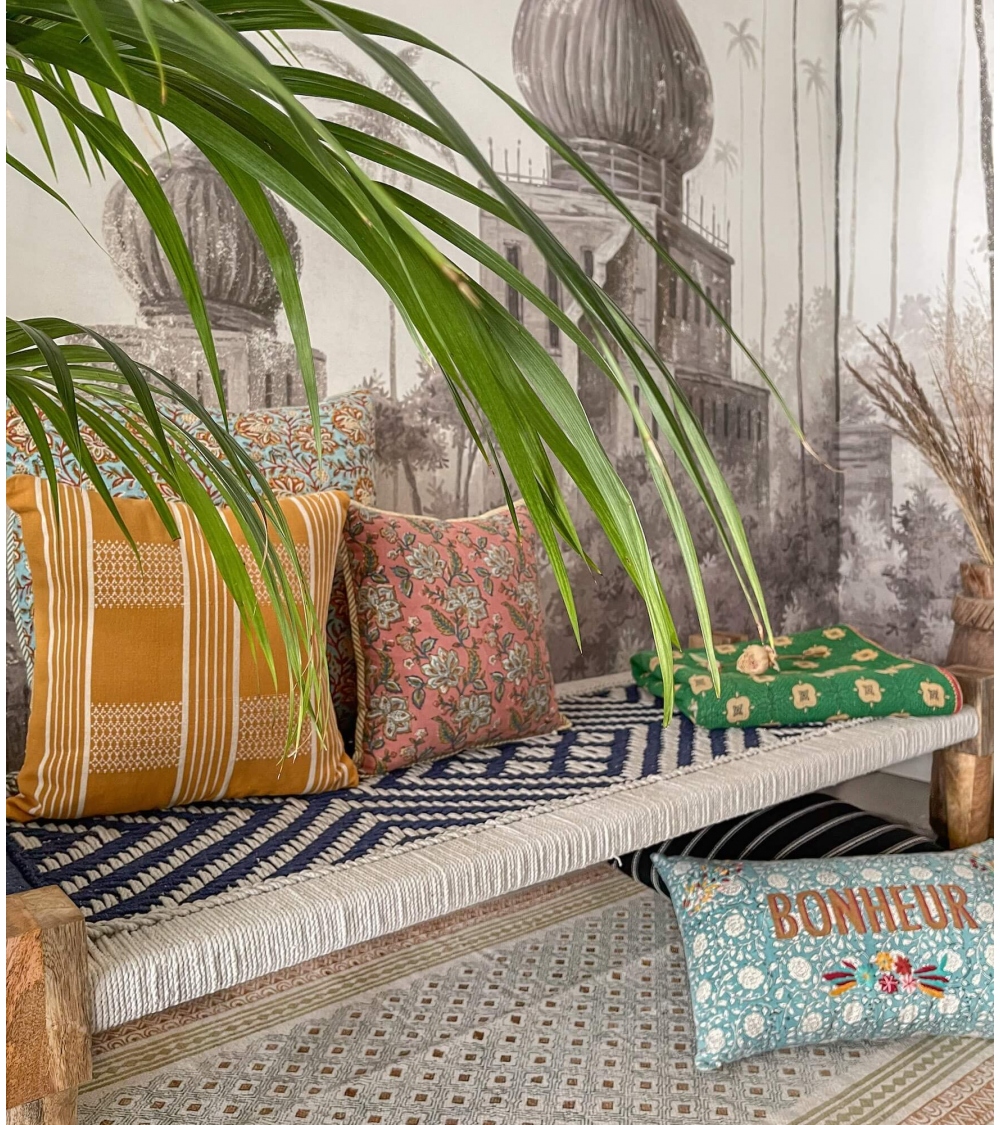 Mobilier indien et coussins imprimés