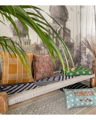 Mobilier indien et coussins imprimés