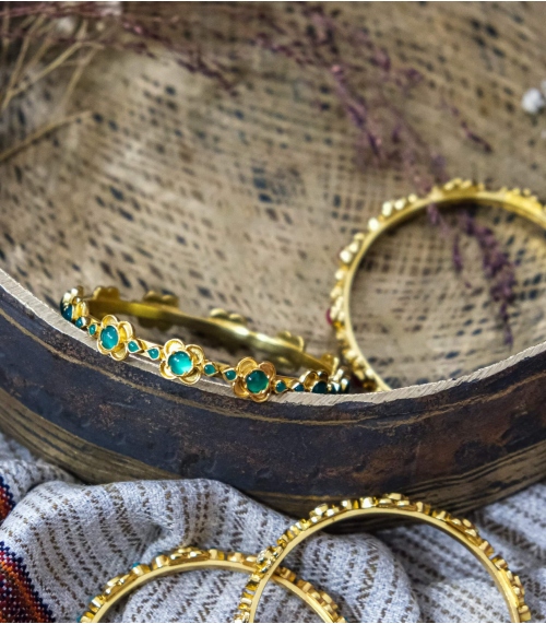 Bracelet indien en argent plaqué or et onyx vert